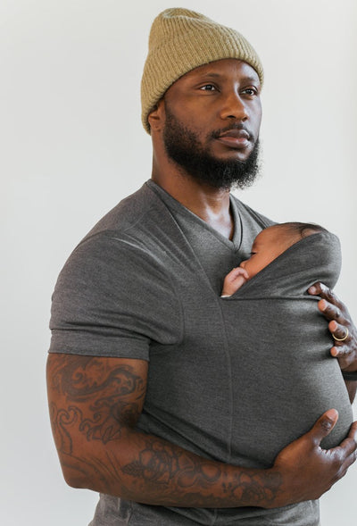 Hugtee | Det innovative design kombinerer T-shirtens komfort med bæreselets funktionalitet l Vanero