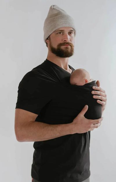 Hugtee | Det innovative design kombinerer T-shirtens komfort med bæreselets funktionalitet l Vanero