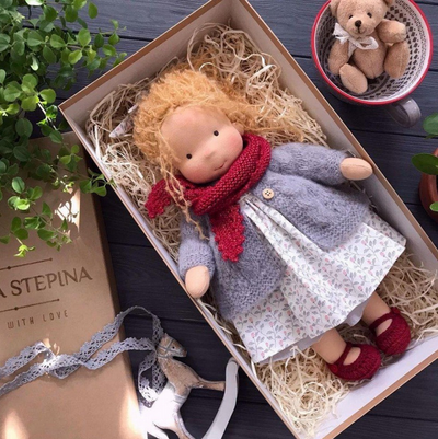 Cynthia l Sød håndlavet Waldorf-dukke l Vanero